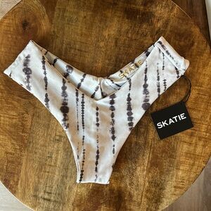 Skatie Mandi Bikini Bottom